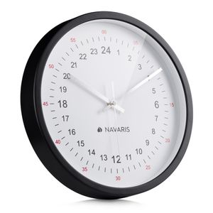 Navaris 24h Wanduhr schwarz rund mit weißem Ziffernblatt - 30 x 30 x 4cm - analoge Uhr zum Aufhängen mit 24 Stunden Zifferblatt - leise Wand Uhr