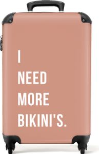NoBoringSuitcases.com® Koffer Handgepäck Trolley Rollkoffer Kleine Reisekoffer mit 4 Rollen - Ich brauche mehr Bikinis - Pink - Zitat - Cabin Size < 55x40x23 cm & 55x40x20 cm - Fotokoffer - Kabinenkoffer - BoardgepäckHandgepäck Koffer 55x35x20 cm, 36L,