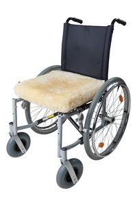 Podsedák MEMORY do invalidního vozíku s jehněčí kožešinou a paměťovou pěnou; vel. 42x42x7 cm