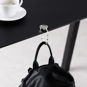kwmobile 2x Tisch Handtaschenhalter Haken - Faltbare Antirutsch Taschenhaken Halterung für Handtaschen - Tischplatte Taschenhalter Set in Silber