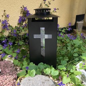 Laterne Grab für Grablicht Grablaterne Windlicht mit Kreuz Grabschmuck schwarz 17 cm