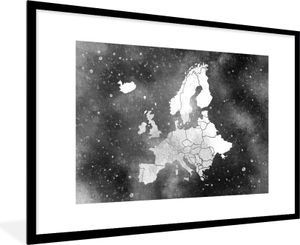 MuchoWow® Gerahmtes Poster Europa-Karte auf Galaxie Hintergrund in Aquarell - schwarz und weiß 90x60 cm - Poster mit Schwarzem Bilderrahmen Wandposter Rahmen Foto Bilder - Wanddekoration - Fotos