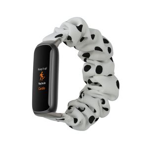 kwmobile Ersatz Armband kompatibel mit Fitbit Luxe - Smartwatch Scrunchie Haargummi Design Weiß Schwarz - Innenmaße
