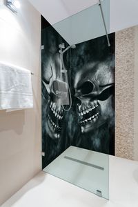 Wallario selbstklebende Duschrückwand 180 x 200 cm mit Motiv Rauchende Schädel - Wandverkleidung mit Hochglanzlaminat in Glasoptik