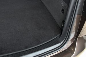 Velours Kofferraummatte für VW Golf 8 Limo ab Bj. 12/2019-, Naht:Schwarz
