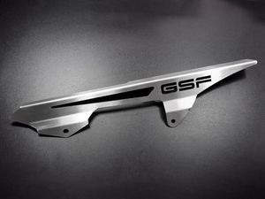 Ochranný kryt reťaze kompatibilný so Suzuki GSF 600 Bandit / S BJ 2000-04 / GSF 650 Bandit / S BJ 2005-16 Logo strieborné