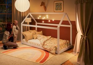 Alcube® Hausbett 90x200 im Montessori Stil für Mädchen und Jungen - Kinderbett 90x200 Bodentief aus massivem Kiefernholz - Bett in Weiß