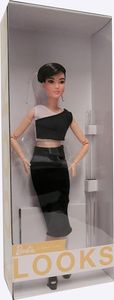 Barbie Podpis Barbie Looks Panenka: Petite (krátké černé vlasy)