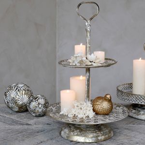 Etagere mit 2 Teller 64 x 39 cm aus Metall Antikgolden für Gebäck Kerzen Obst mit schönem Spitzendekor von Chic Antique