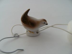 Porzellan Tropfenfänger Wasseramsel handbemalt für Kaffee- oder Teekannen Figur Vogel