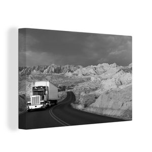 OneMillionCanvasses® - Leinwandbilder - 120x80 cm, Lkw-Fahrt in schöner Umgebung - schwarz und weiß, Wandbilder Kunstdruck Wanddekoration - Wanddekorationen - Wohnzimmer