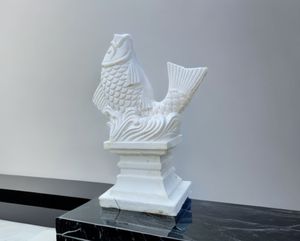 Steinfigur Gartenfigur Steinguss Fisch Koi Karpfen Soragoi Teich weiss