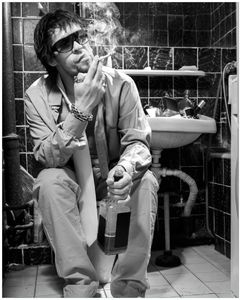 Wallario Poster - Kloparty - Sexy Mann auf Toilette mit Zigarette SW, Größe: 40 x 50 cm