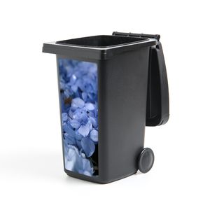 MuchoWow® Mülltonnenaufkleber Blaue Hortensien mit Wassertropfen 44x98 cm - Containeraufkleber - Aufkleber - Mülltonnen-Aufkleber
