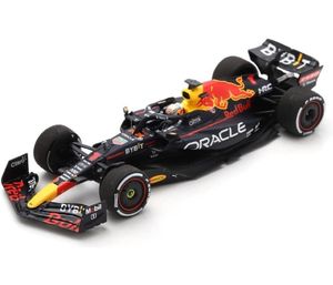 Bburago 18-38062 - Modellauto - Red Bull Racing F1 RB18 Verstappen #1 (mit Helm, Maßstab 1:43)