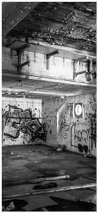 Wallario selbstklebende Türtapete 100 x 220 cm - Alte verlassene Fabrik in schwarz weiß mit Graffiti - Abwischbar, rückstandsfrei zu entfernen