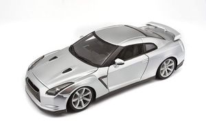 Bburago 1:18 2009 Nissan GT-R Metallic stříbrná 18-12079