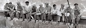 Lunch a top a skyscraper - schwarz weiss - Poster Druck - Größe 158x53 cm ohne Zusatzartikel