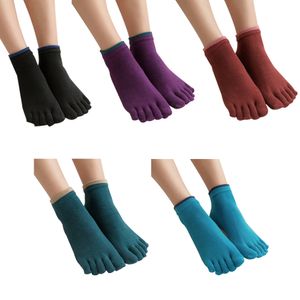 Yoga-Zehensocken für Frauen Fünf-Finger-Socken mit Griff Fünf-Zehen-rutschfeste Barre-Socken Baumwolle Anti-Rutsch-Fitness-Pilates-Socken, schwarz + blau + grün + rot + lila