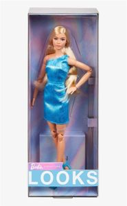 Mattel Barbie sieht blond im blauen Kleid aus