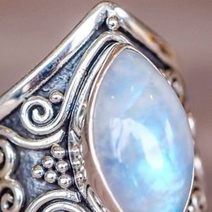 Einzigartiger Muster-Punk-Retro-Ring, gut aussehender Vintage-Ring mit großem ovalem künstlichem Mondstein, Schmuckzubehör-Silber,US 9