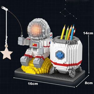 3D Mini-Bausteine Astronaut Diamond Klemmbausteine LED-Beleuchtungs Konstruktionsspielzeug mit Stifthalte