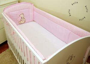 Babybett Nestchen & Bettumrandung WALLES für Bettchen in Größe 70x140 aus 100% Baumwolle bestickt mit einem Teddybär mit Herz Rosa