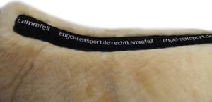 Engel Reitsport AirTec Plus Schabracke AT-SCHABRA1AP Lammfell&Funktionsgewebe wirbelsäulenfrei aufpolsterbar rutschhemmende Gel-Oberfläche Fellrand vorne D (Dressur) Schwarz/Medizinisch Engel Reitsport AirTec Plus Schabracke AT-SCHABRA1AP Lammfell&Funktionsgewebe wirbelsäulenfrei aufpolsterbar rutschhemmende Gel-Oberfläche Fellrand vorne D (Dressur) Schwarz/Medizinisch