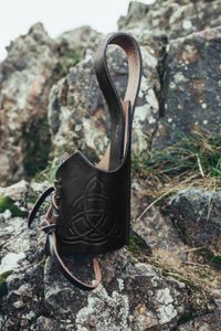 Leder Trinkhorn Halter mit keltischen Knoten "Kai" Schwarz 0,2l-0,5l