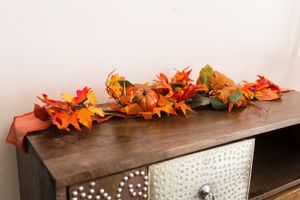 Herbstliche Tischdekoration blumiges Design und festlicher Beleuchtung