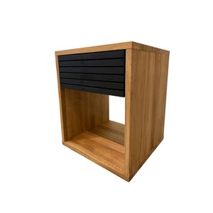 Nachttisch „Emma“ mit USB-Anschluss und schwarzer Schublade – Massives Eichenholz | WOODEK DESIGN