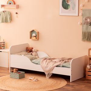 Alcube® Kinder Bett Noah 70x140 cm - Weiß - Rausfallschutz Kinderbett mit Lattenrost + Matratze – Ein Nest der Träume, Liebevoll gefertigt in Europa - Kinderzimmer Bett für Jungen und Mädchen