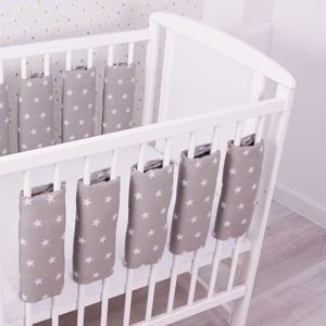 Universeller Babybett Gitterschutz mit Klettverschluss aus 100% Baumwolle 38x30cm 6 Stück Muster Weiße Sterne