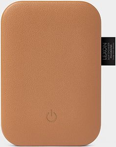 Magnetyczny Powerbank Softpower od Lexon Design - Szereg kolorów do wyboru: Camel, Czarny, Niebieski, Czerwony. Magnetyczny Powerbank Softpower od Lexon Design - Szereg kolorów do wyboru: Camel, Czarny, Niebieski, Czerwony.