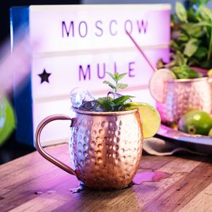 Navaris Moscow Mule Becher 4er Set - 4x Kupferbecher für Moskau Mule Gin Bier - Cocktail Mug gehämmert - Tasse aus Edelstahl mit Kupfer