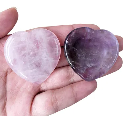 Produktbild von 2er Set Sorgensteine Herzform Amethyst & Rosenquarz mit Daumenmulde | Taschensteine Handschmeichler zur Entspannung & Meditation – Amethyst + Rosenquarz
