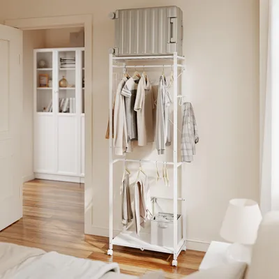 SoBuy Kleiderständer KLS21-W mit Rollen und Ablageböden im Schlafzimmer, bekleidet mit Hosen und Jacken