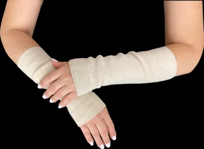 Produktbild von wobera Angora Stulpen oder Pulswärmer mit 45% Angora, 25% Schurwolle, 20% Polyamid und 10% Elasthan für Damen  und Herren (Gr. 4/XL, Farbe: beige)