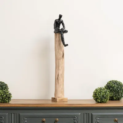Obrázek produktu pro Socha Moritz I muž sedící na kufru velký I 17 x 13 x 74 cm I dřevěná dekorace I sochařská dekorace I moderní I obývací pokoj I ze dřeva I dřevěná plastika
