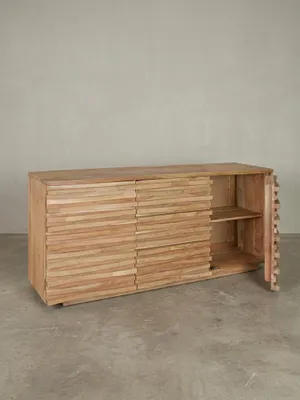 Vorderansicht des massiven Akazien-Sideboards (160x75x43 cm) auf weißem Hintergrund. Die Anrichte im Natur-Look besticht durch drei mittige Schubladen und zwei seitliche Schranktüren._#sku_BARWL5.200#