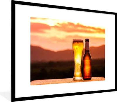 Produktbild von MuchoWow® Gerahmtes Poster Bier bei Sonnenuntergang vor einer Bergkulisse 80x60 cm - Poster mit Schwarzem Bilderrahmen Wandposter Rahmen Foto Bilder - Schlafzimmer-Dekorationen - Fotoposter