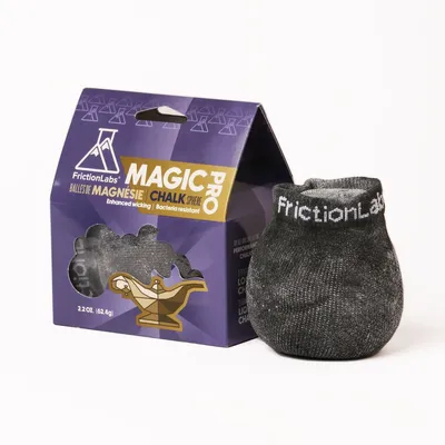 Friction Labs Magic Chalk Ball Pro in einer Verpackung; ideal für Kletterer; mit verstärktem Design.