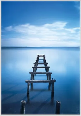 Produktbild von Wallario Wandbild Rustikaler Holzsteg im blauen See, Größe: 70,30 x 100,30 cm, Poster mit weißem Kunststoffrahmen