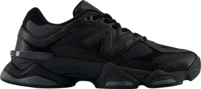 Produktbild von Kaufen Sie den New Balance 9060 Schwarz bei Kicksshop. Sportlicher schwarzer Uni-Sneaker mit modernem Design und bequemer Passform.