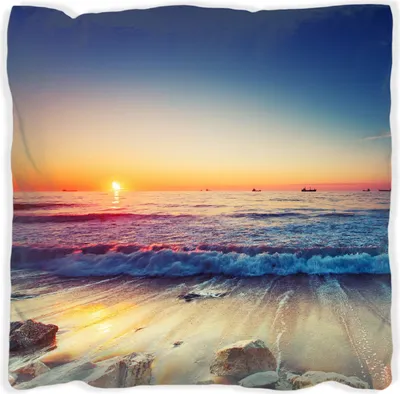 Produktbild von Wallario Premium Kissen, weiche Oberfläche, mit Motiv Sonnenuntergang am Meer mit Wellen am Strand, Größe: 60 x 60 cm, mit weißer Rückseite