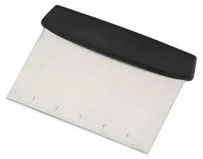 Produktbild von Teigspachtel 1-teilig aus Edelstahl mit ergonomischem Kunststoffgriff und Maßskala für Grill BBQ und Gusseisenplatten