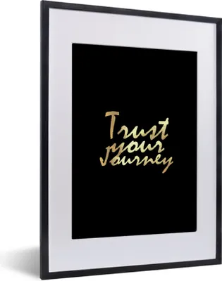 Produktbild von MuchoWow® Gerahmtes Poster Zitate - Reisen - Schwarz - Gold 30x40 cm - Poster mit Schwarzem Bilderrahmen Wandposter Rahmen Foto Bilder - Wandposter Schlafzimmer