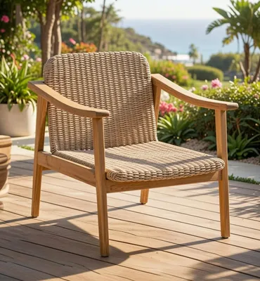 Produktbild von Gartenstuhl aus Holz mit ergonomischen Armlehnen und natürlichem Geflecht