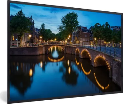 Produktbild von MuchoWow® MuchoWow® Gerahmtes Poster Beleuchtete Prinsengracht am Abend 90x60 cm - Poster mit zchwarzem Bilderrahmen - Fotorahmen - Foto-Plakat