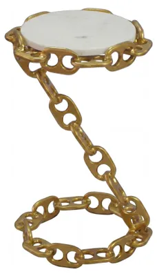 Beistelltisch Wohnling mit runder weißer Marmorplatte und goldenem Kettengestell in Gesamtansicht.